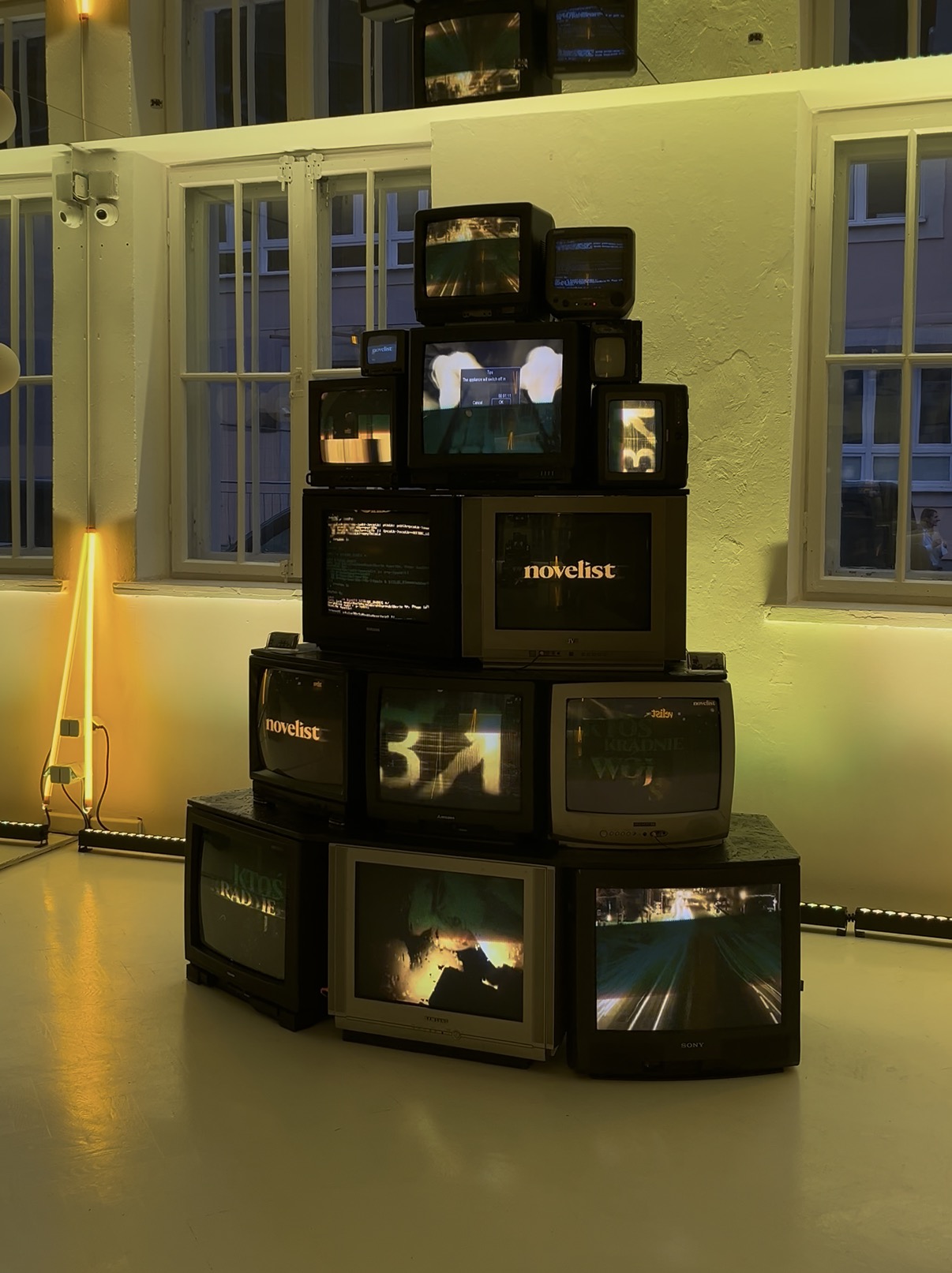 Choinka CRT V2 — odświeżona instalacja z telewizorów na evencie Novelist