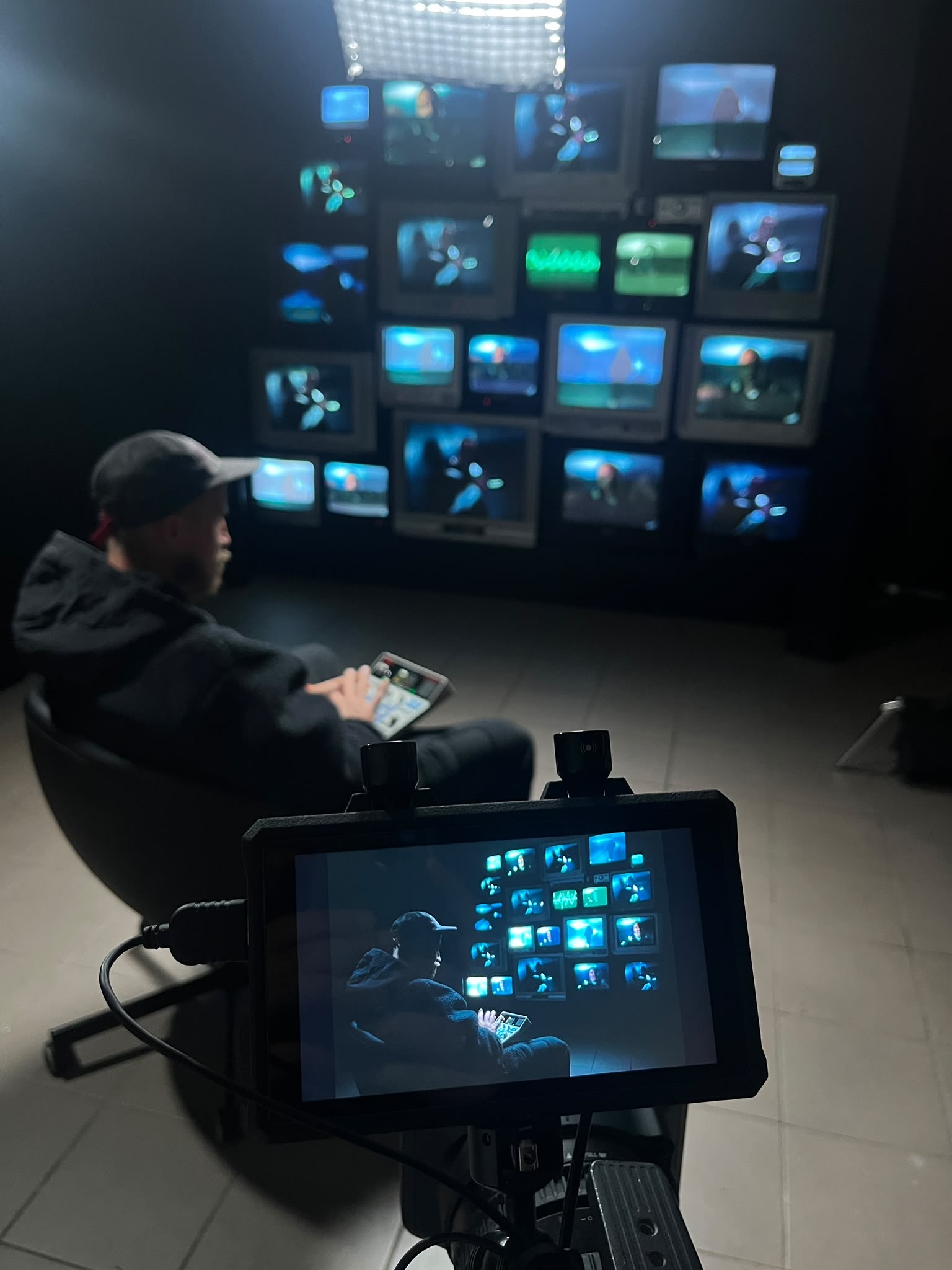 Interaktywna ściana MIX z prawie 30 telewizorów CRT na planie teledysku