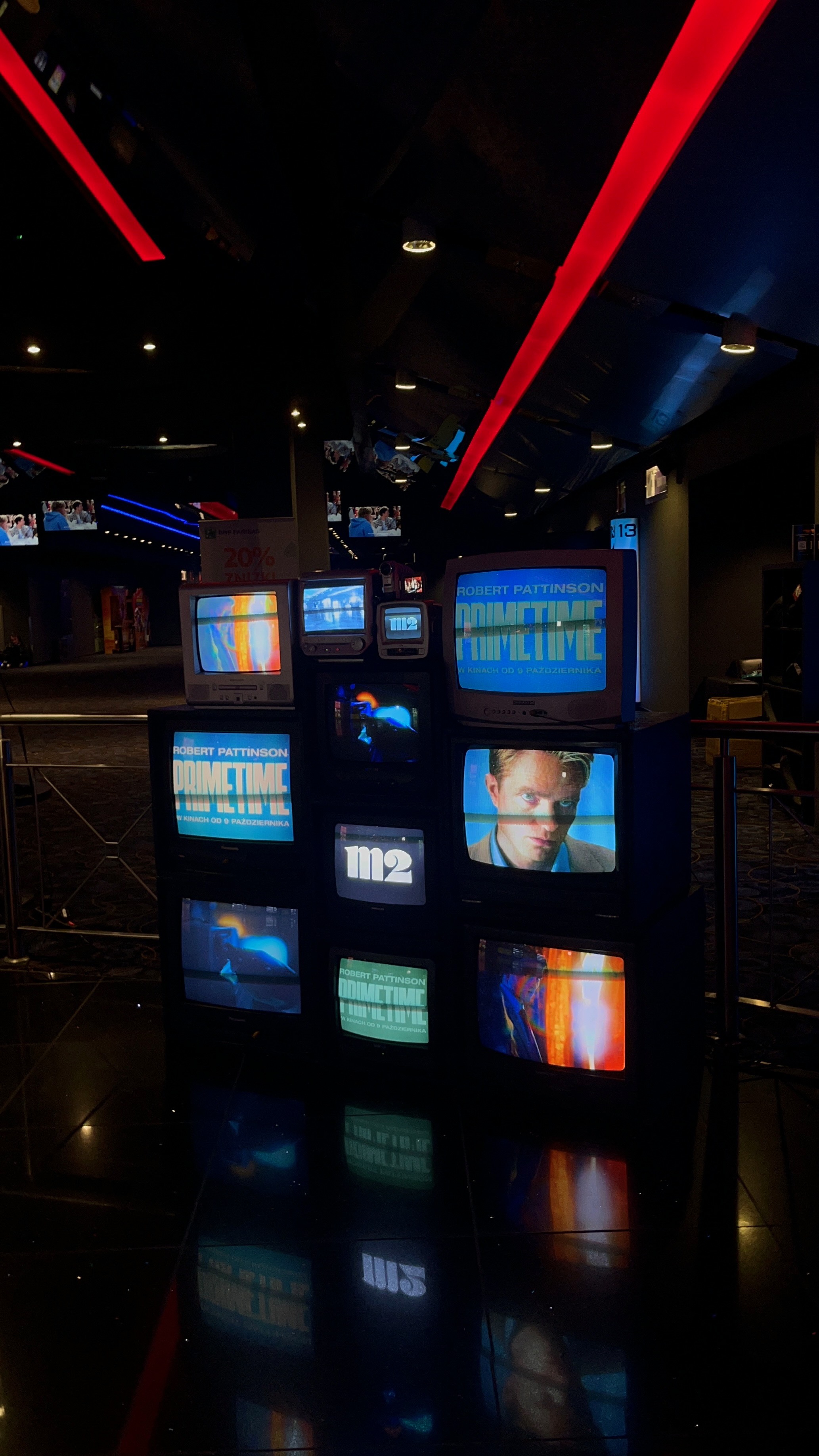 Ścianka MINI z telewizorów CRT w CinemaCity Arkadia na premierze filmu PRIMETIME