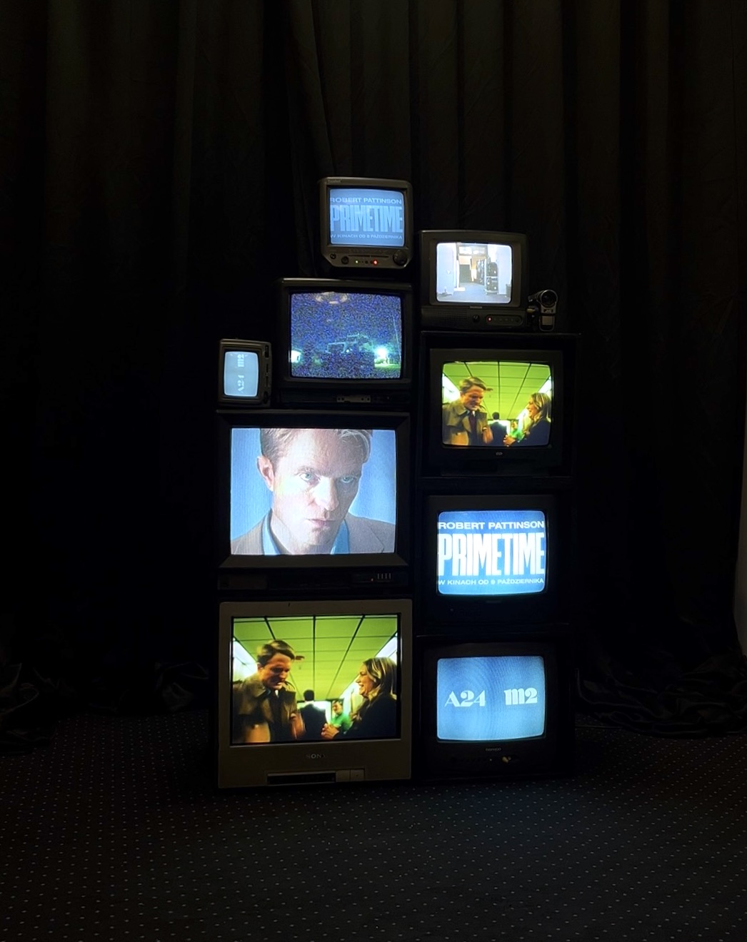 Słupek MIX — niewielka instalacja z ośmiu telewizorów CRT