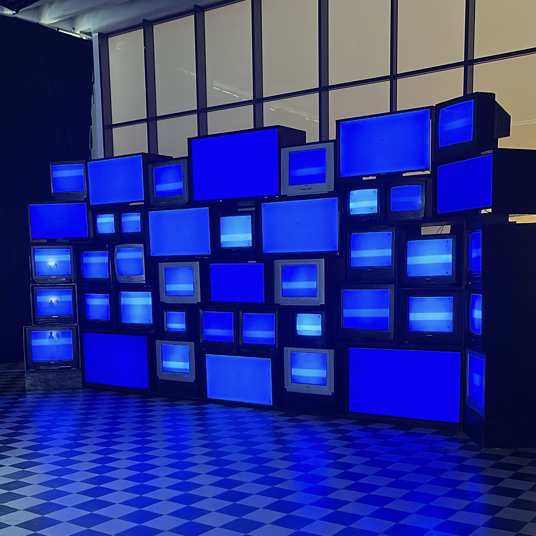 TV Wall MAX — duża ściana z telewizorów o różnych rozmiarach
